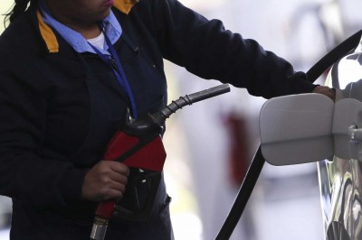 Em meio a protestos, Petrobras anuncia corte no preço da gasolina