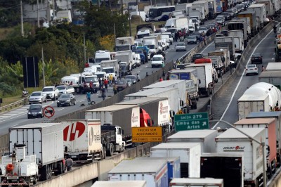 Caminhoneiros seguem com manifestações em rodovias neste sábado