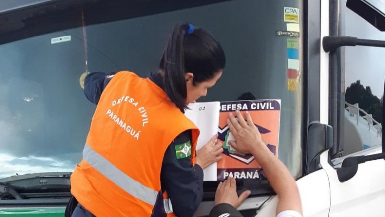 Ap&oacute;s negocia&ccedil;&atilde;o manifestantes escoltam combust&iacute;vel para ve&iacute;culos oficiais do munic&iacute;pio de Paranagu&aacute;