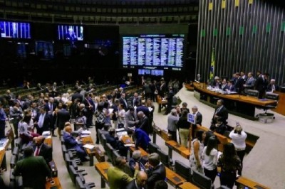 Senado aprova urgência para projeto que isenta diesel de PIS/Cofins