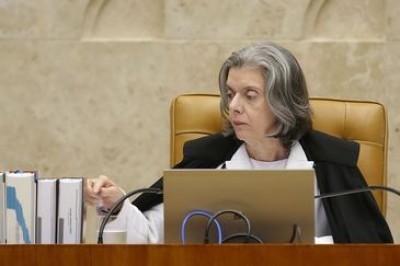 'Democracia é o único caminho', afirma Cármen Lúcia sobre crise