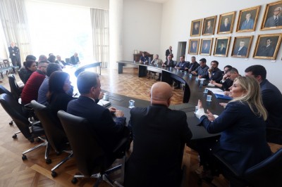Cida propõe descongelamento da data-base dos servidores