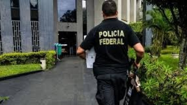 Agentes da PF cumprem mandado de busca no Ministério do Trabalho