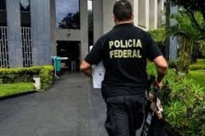 Agentes da PF cumprem mandado de busca no Ministério do Trabalho