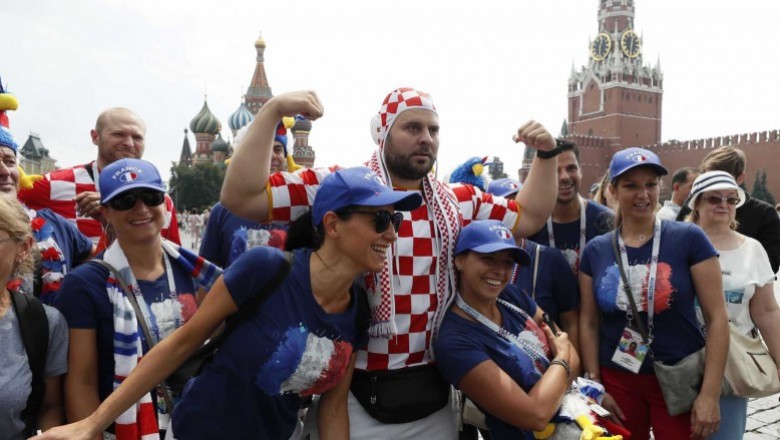 Croatas e franceses confraternizam em Moscou antes de decis&atilde;o da Copa