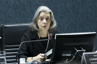 Cármen Lúcia assume interinamente a Presidência da República