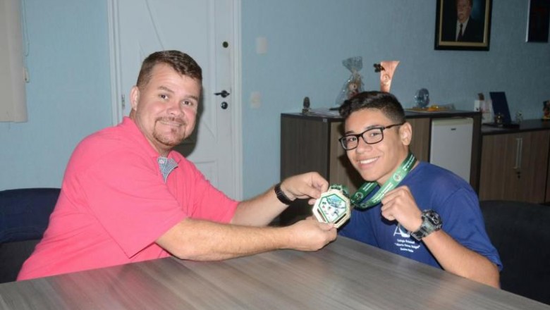 Prefeito Marcelo Roque recebe visita do atleta parnanguara Juninho Pitbull