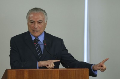 Temer sanciona lei do frete e veta anistia a multas