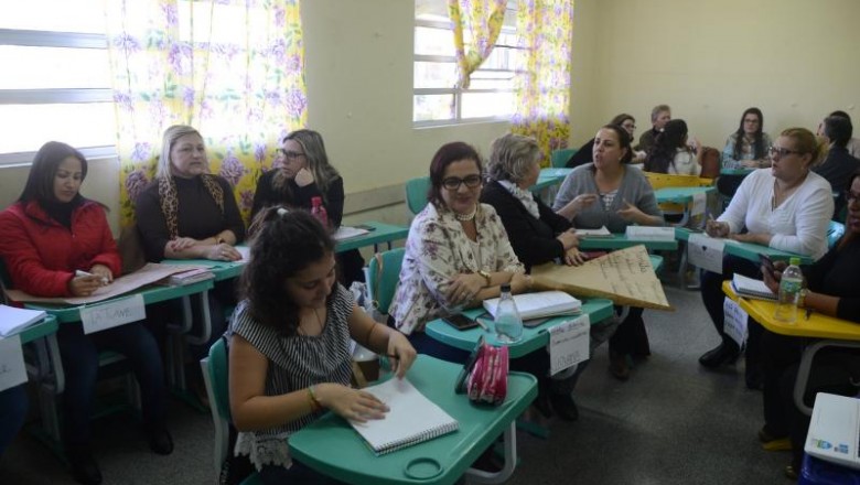 Mais de 1,3 mil profissionais de educação participam de formação