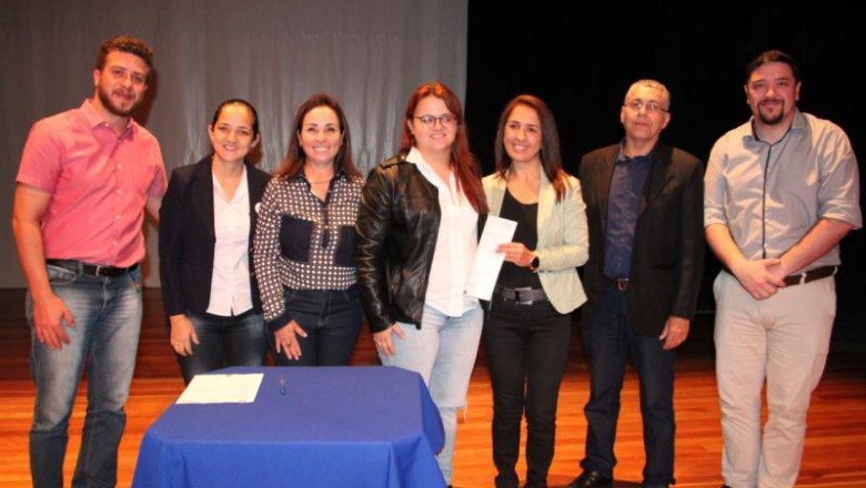 Novos servidores são empossados em solenidade no Teatro Rachel Costa