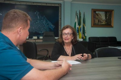 Prefeito Marcelo Roque recebe a nova chefe do escritório regional da Secretaria Estadual da Família e Desenvolvimento Social