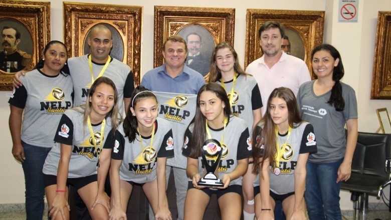 Meninas do vôlei falam de conquistas e agradecem apoio de vereador