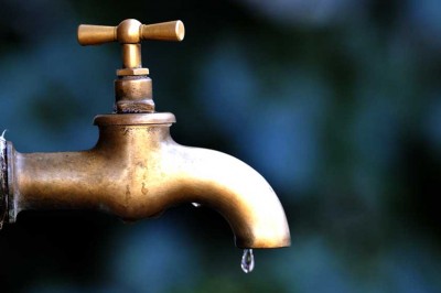 Moradores são orientados a registrar reclamação da falta de água em Paranaguá 