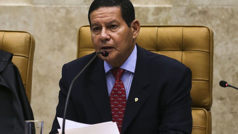 "Deus conforte a todos", diz Mourão sobre incêndio em CT do Flamengo