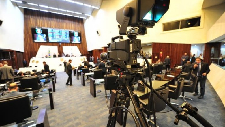 Luciana e Luersen querem que as transmissões da TV Assembleia sejam traduzidas para Libras