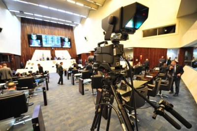 Luciana e Luersen querem que as transmissões da TV Assembleia sejam traduzidas para Libras