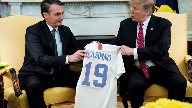 Trump e Bolsonaro trocam camisas das seleções de futebol