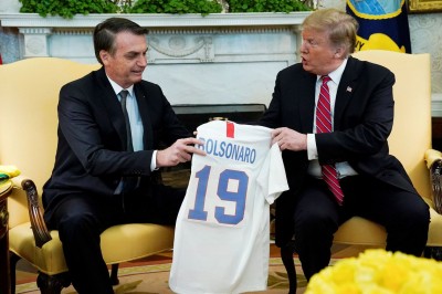 Trump e Bolsonaro trocam camisas das seleções de futebol