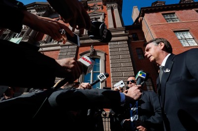 Bolsonaro pede desculpas por declaração sobre imigrantes: 'Um equívoco'