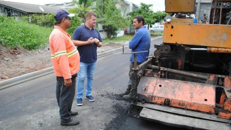 PARANAGUÁ: Rua Miguel Brenaz no Parque São João recebe pavimentação