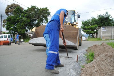 PARANAGUÁ: Na Vila Garcia, prefeito Marcelo Roque acompanha serviços de infraestrutura na Rua Julieta