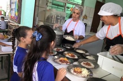 PARANAGUÁ: Membros do Conselho de Alimentação conhecem a produção da merenda escolar
