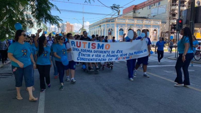 Alunos da Rede Municipal de Ensino fazem passeatas no Dia Mundial de Conscientização do Autismo