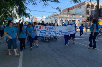 Alunos da Rede Municipal de Ensino fazem passeatas no Dia Mundial de Conscientização do Autismo