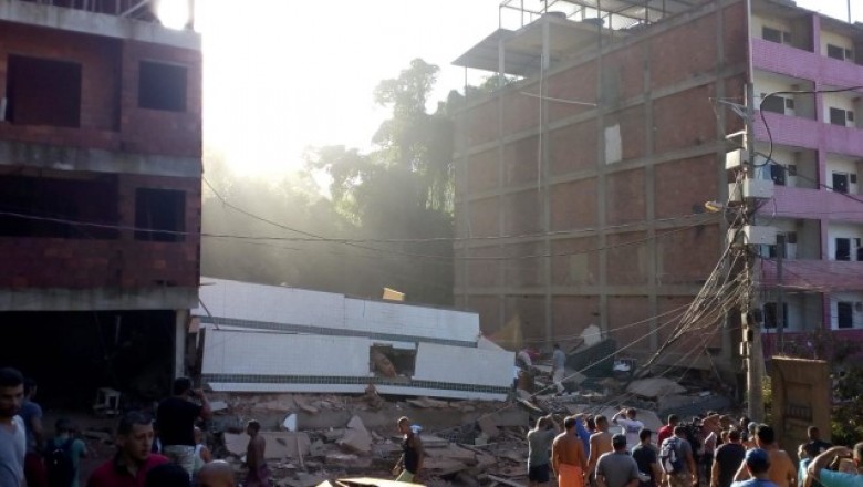 Dois prédios desabam em comunidade da Zona Oeste do Rio