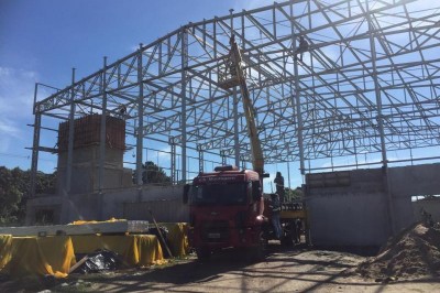 Equipe da Secretaria de Esporte de Paranaguá acompanha obras do Ginásio do Jardim Esperança