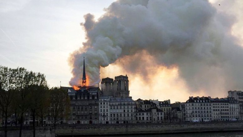 Incêndio atinge Catedral de Notre-Dame em Paris
