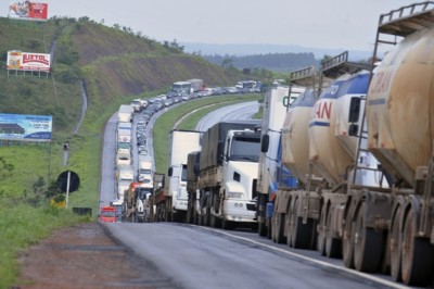 Caminhoneiros ameaçam iniciar nova greve no próximo dia 29