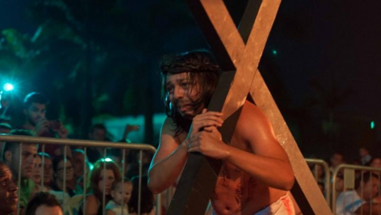 Espetáculo 'Paixão de Cristo' reúne grande público na Praça da Fé em Paranaguá