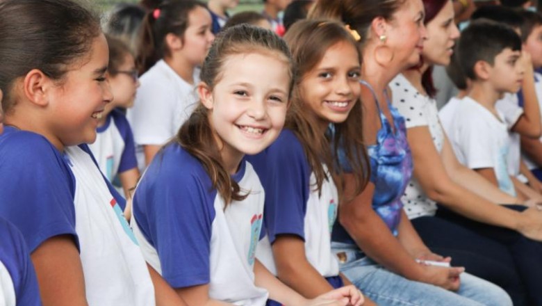 PARANAGUÁ: Alunos da rede municipal de ensino recebem mochilas escolares
