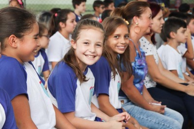 PARANAGUÁ: Alunos da rede municipal de ensino recebem mochilas escolares