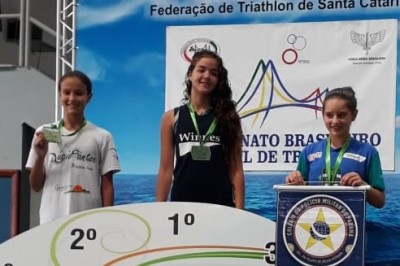 Jovens atletas de Paranaguá conquistam ouro no triathlon