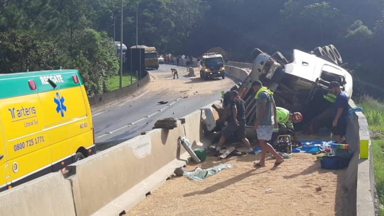 Motorista fica gravemente ferido após caminhão ficar sem freio na BR-376