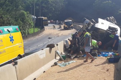 Motorista fica gravemente ferido após caminhão ficar sem freio na BR-376