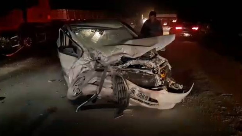 Derramamento de carga causa acidente grave: carro bateu de frente contra caminhão