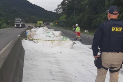 BR-277 é bloqueada parcialmente após 10 toneladas de ureia caírem na pista