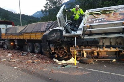 BR-376: Adolescente morre em acidente envolvendo quatro caminhões