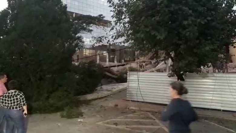 Parte da estrutura de Fórum Criminal de Londrina desaba e deixa duas pessoas feridas