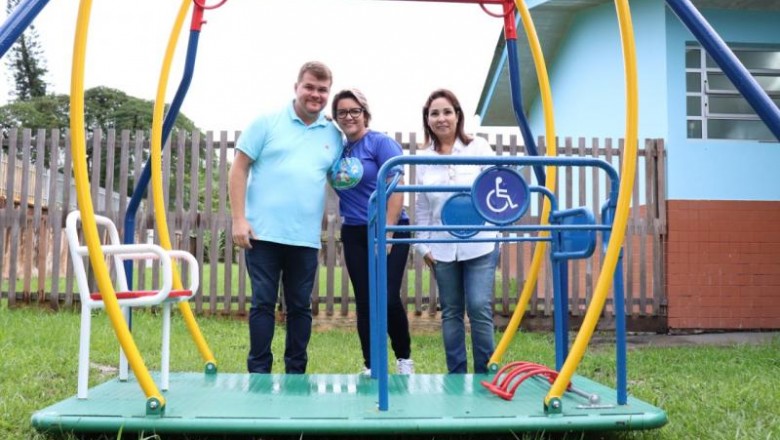 Parquinho adaptado é inaugurado na escola Eva Cavani
