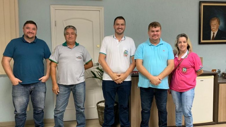 Prefeito  Marcelo Roque recebe diretores da Associa&ccedil;&atilde;o de Taxistas de Paranagu&aacute;