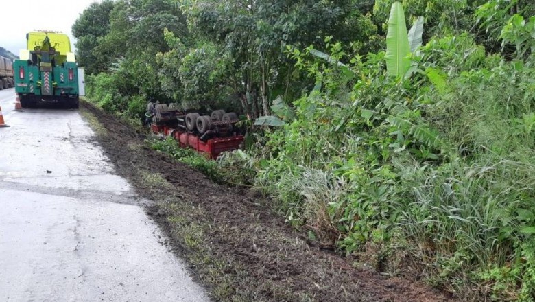 Carreta com 36 toneladas de açúcar tomba na BR-277