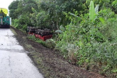 Carreta com 36 toneladas de açúcar tomba na BR-277