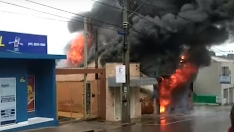 (Vídeo) Incêndio destrói loja recém-inaugurada no Centro de Araucária