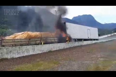 (Vídeo) Acidente entre dois caminhões deixa uma pessoa morta na BR-376