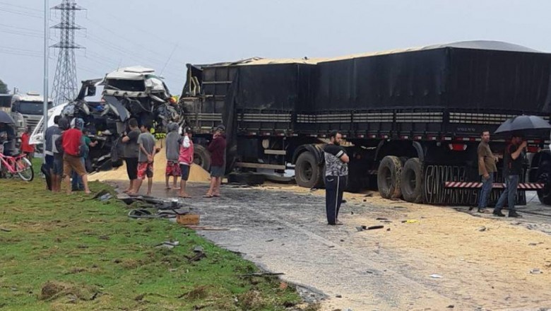 Colisão frontal entre dois caminhões interdita BR-277