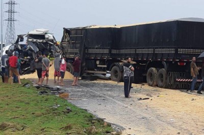 Colisão frontal entre dois caminhões interdita BR-277